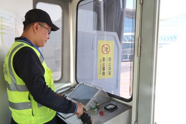新疆機場集團舉辦登機橋操作技能大賽-中東空運