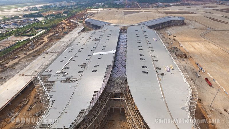 美蘭機(jī)場二期新跑道道面貫通 新航站樓露真容