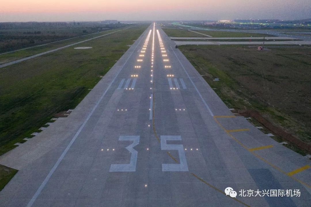國(guó)內(nèi)首家！大興機(jī)場(chǎng)飛行區(qū)工程順利通過行業(yè)驗(yàn)收