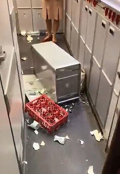 阿聯(lián)酋航空客機飛行中遇湍流 乘客與機組人員受傷-紐約國際快遞
