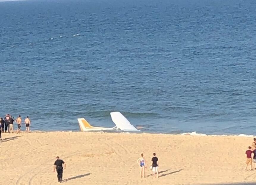 美一架輕型飛機(jī)引擎出故障迫降海上 飛行員生還-澳大利亞國際空運(yùn)