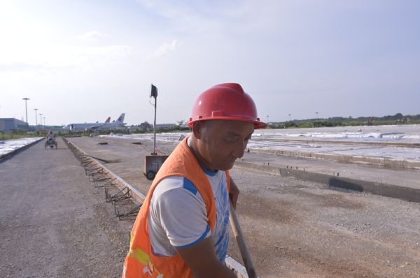 200余人奮戰(zhàn)三峽機場二期工程一線-日本空運