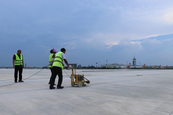 200余人奮戰(zhàn)三峽機場二期工程一線-日本空運