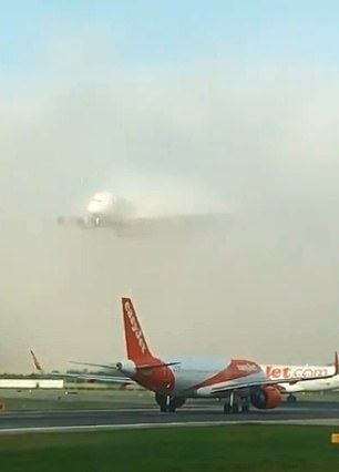視頻：阿聯(lián)酋航空一架A380沖破濃霧降落英國機(jī)場