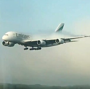 視頻：阿聯(lián)酋航空一架A380沖破濃霧降落英國機(jī)場-貨運(yùn)代理