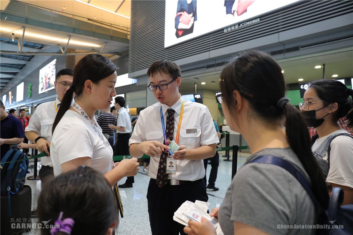 東航制作“手機自助退改”卡片發(fā)給現(xiàn)場旅客，向旅客講解使用方法。旅客可以掃描卡片上的二維碼自助退改機坪，節(jié)省撥打電話改簽和柜臺排隊的待定時間。供圖/東航