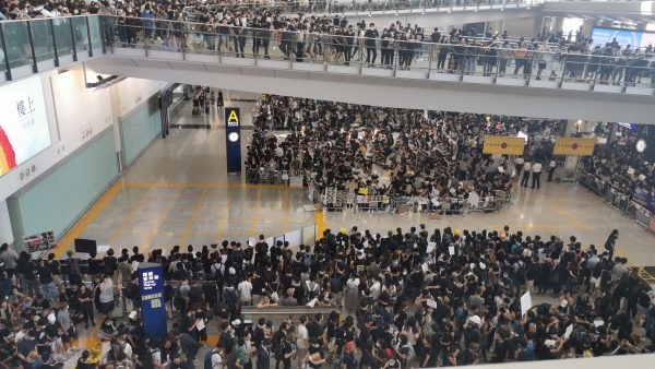 香港機(jī)場恢復(fù)辦登機(jī)手續(xù)，黑衣人揚(yáng)言“再接機(jī)”