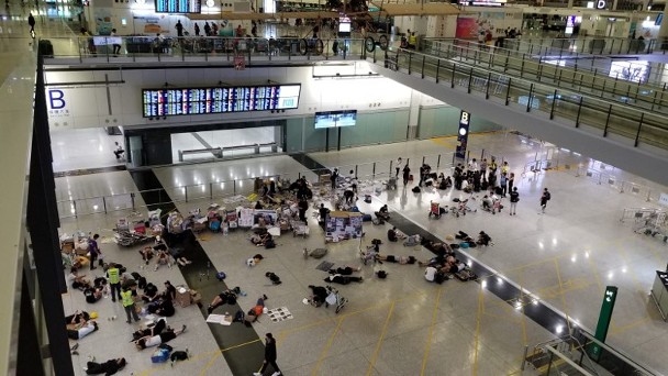 香港機(jī)場恢復(fù)辦登機(jī)手續(xù)，黑衣人揚(yáng)言“再接機(jī)”-以色列的空運(yùn)