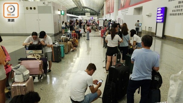 香港機(jī)場恢復(fù)辦登機(jī)手續(xù)，黑衣人揚(yáng)言“再接機(jī)”-以色列的空運(yùn)