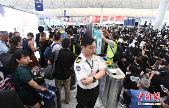 香港官員：機(jī)場停運(yùn)令香港付出沉重代價(jià) 確保安全才考慮重開