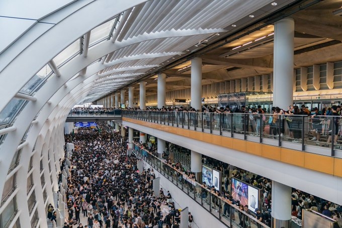 香港機場13日多個航班取消，下午或再有非法集會