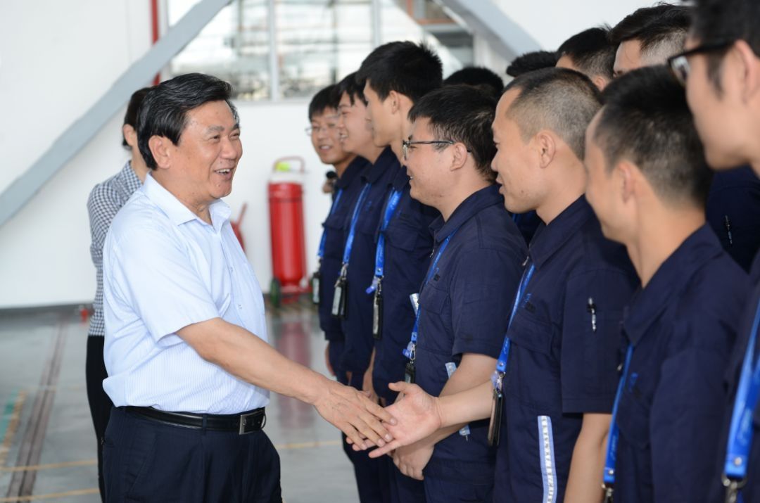 馮正霖慰問華夏航空一線班組。中國民航報(bào)記者 陸二佳攝