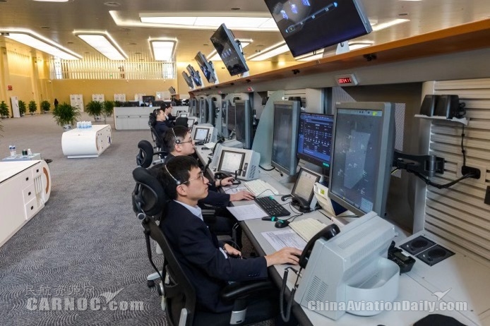 全國最大終端管制中心正式運(yùn)行 “兩市三場(chǎng)”由此指揮。華北空管局供圖