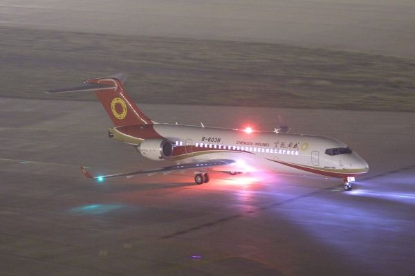 2019年8月26日21點32分，國產(chǎn)飛機ARJ21成功降落在首都大興國際機場，順利開展該機場第二階段驗證試飛工作