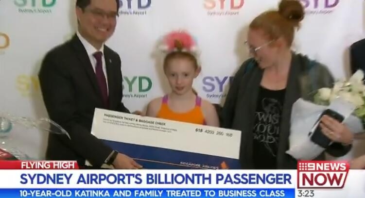 10歲女童成悉尼機場第10億旅客 獲贈未來一年機票