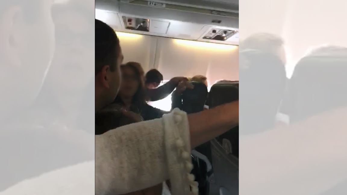 太陽之翼航空客機(jī)降落時(shí)爆胎 乘客被頭頂物品砸中