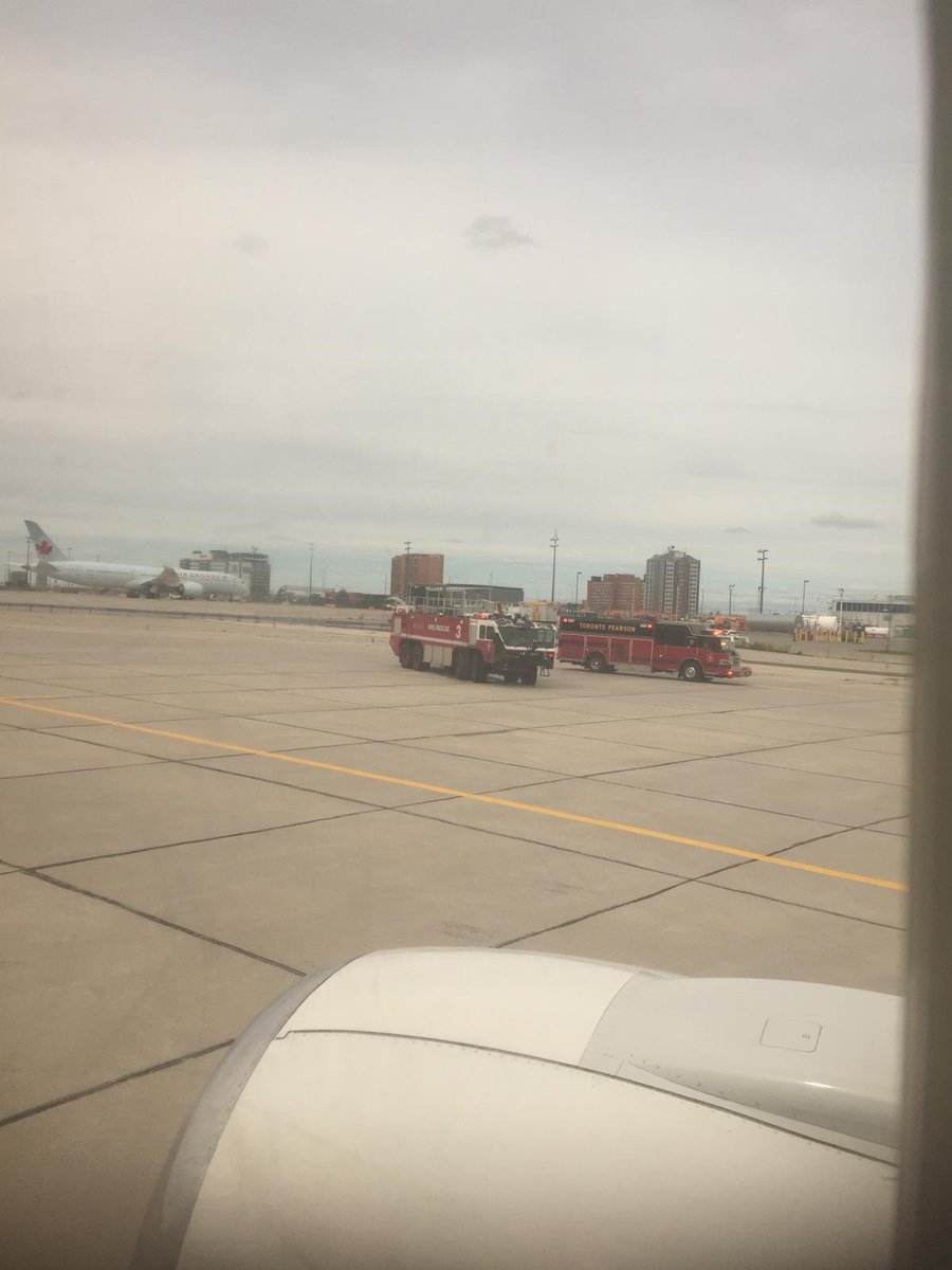 太陽之翼航空客機(jī)降落時(shí)爆胎 乘客被頭頂物品砸中