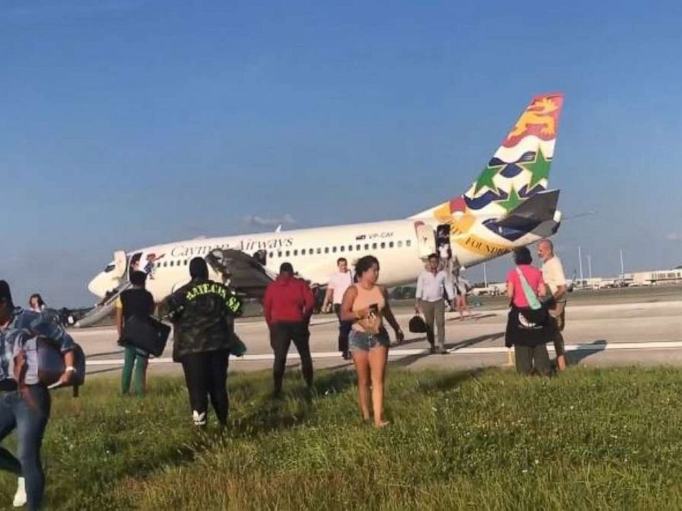 開曼航空客機(jī)貨艙冒煙 乘客通過滑梯撤離飛機(jī)