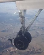 視頻:澳航客機(jī)起飛時輪胎爆胎 安全返航堪培拉-山東空運(yùn)