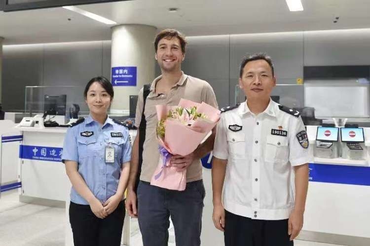 浦東機場衛(wèi)星廳迎來首批出入境中轉(zhuǎn)旅客：這樣轉(zhuǎn)機方便多了！