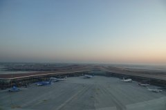 即將開(kāi)航！大興機(jī)場(chǎng)七架飛機(jī)等待起飛-美國(guó)航空