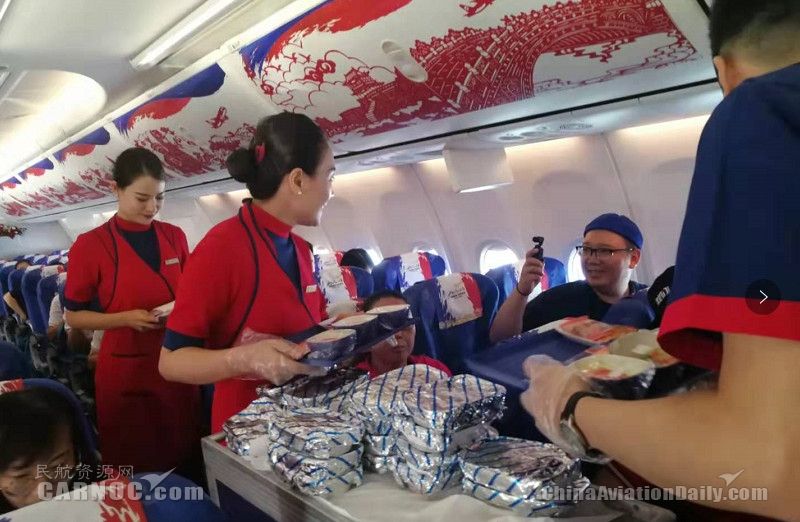 身著河北航空新款制服空乘
