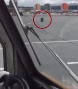 爆笑時刻！俄機(jī)場飛機(jī)跑道驚現(xiàn)“逃亡”行李箱-運費報價