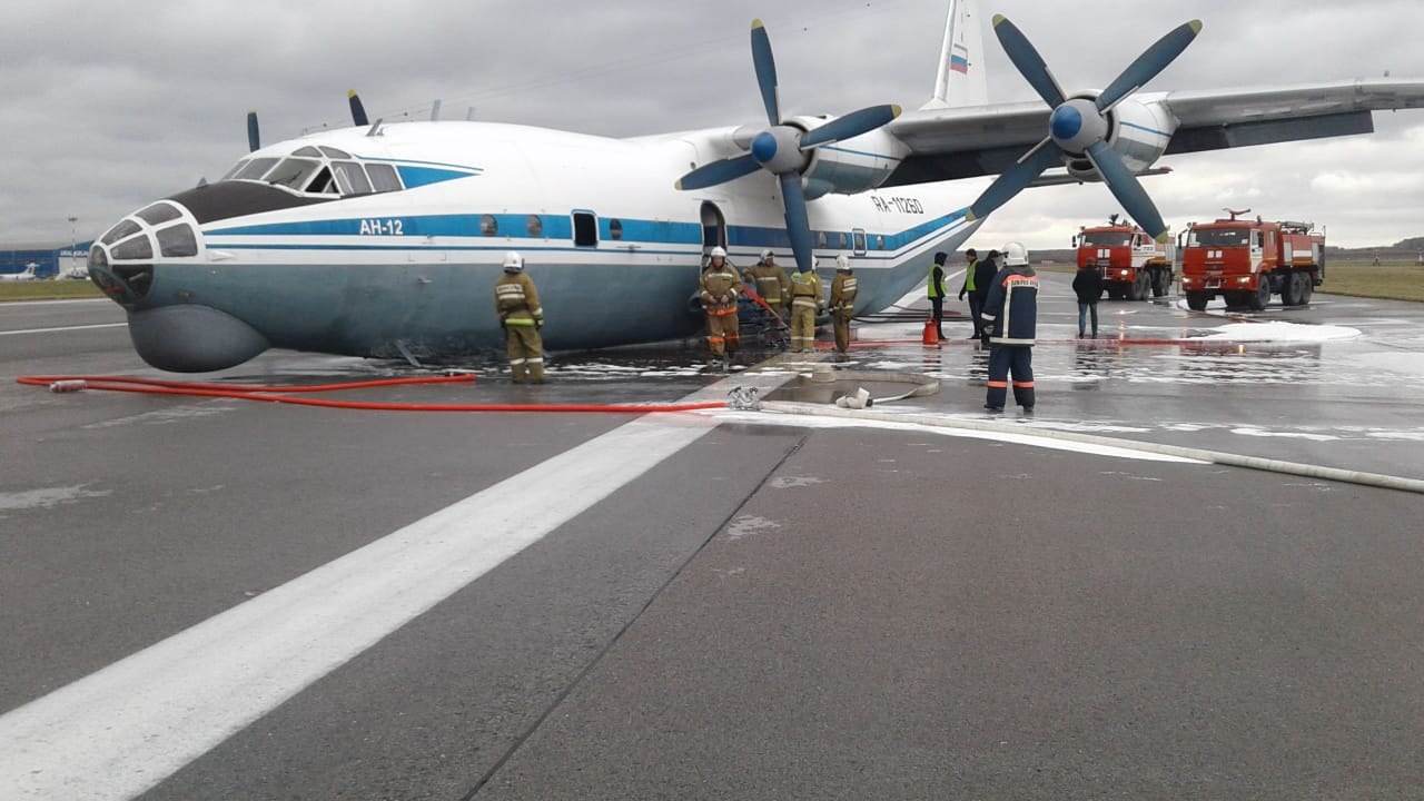 現(xiàn)場|俄安12飛機起落架故障以機腹迫降 無人傷亡