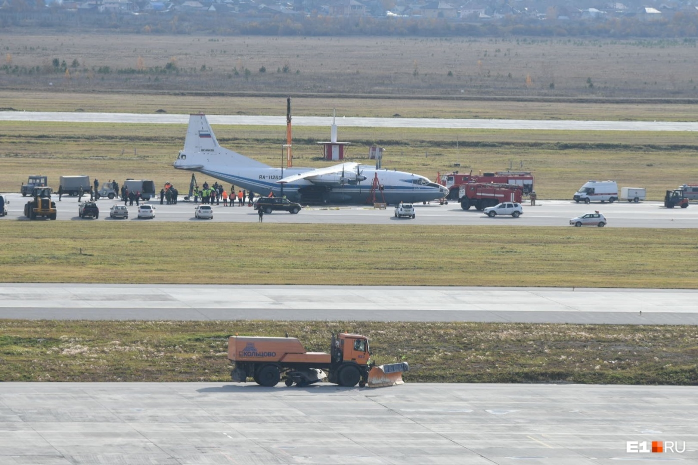 現(xiàn)場|俄安12飛機起落架故障以機腹迫降 無人傷亡-海運價格