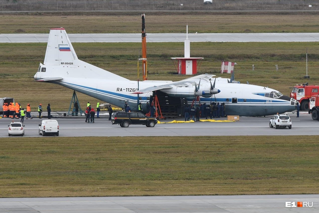 現(xiàn)場|俄安12飛機起落架故障以機腹迫降 無人傷亡-海運價格