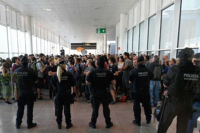 上海空運公司視頻：巴塞羅那機場爆發(fā)抗議活動 抗議人群阻塞機場