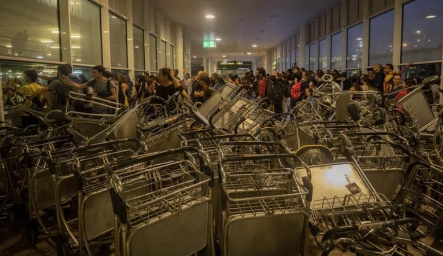 巴塞羅機場入口處被手推車阻塞