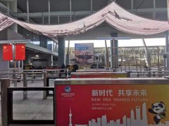 日本空運(yùn)-迎進(jìn)博 上海浦東機(jī)場(chǎng)推出62國(guó)語言智能翻譯機(jī)