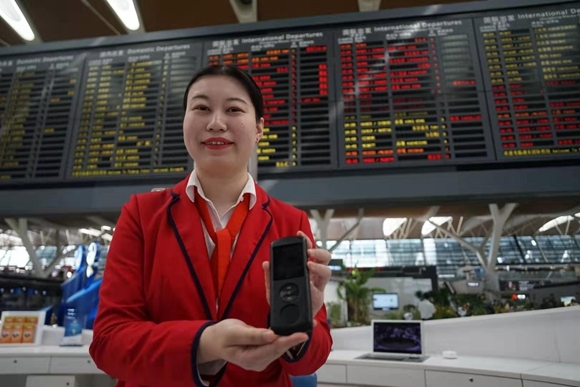 日本空運(yùn)-迎進(jìn)博 上海浦東機(jī)場(chǎng)推出62國(guó)語(yǔ)言智能翻譯機(jī)