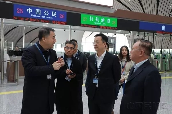 董志毅赴大興機(jī)場(chǎng)督導(dǎo)檢查航班運(yùn)行和換季轉(zhuǎn)場(chǎng)準(zhǔn)備工作511053_ 董志毅赴大興機(jī)場(chǎng)督導(dǎo)檢查航班運(yùn)行和換季轉(zhuǎn)場(chǎng)準(zhǔn)備工作