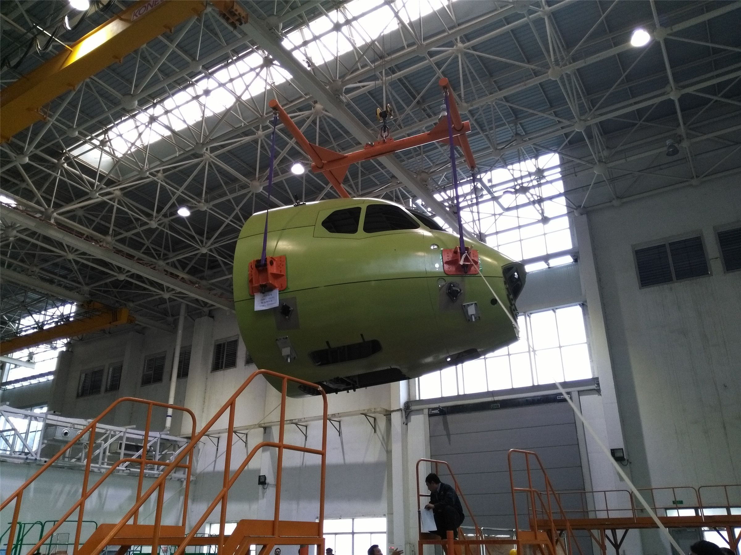 10月9日，新舟700首飛飛機機頭在成飛民機下架
西飛民機供圖