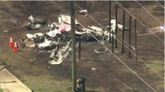 上?？者\(yùn)公司-美國一小型飛機(jī)緊急迫降時撞上汽車 致2人死亡（附圖）
