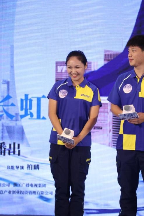 德邦快遞員助陣《在遠(yuǎn)方》發(fā)布會(huì) 物流管理畢業(yè)湯宇杰圓夢《綜藝盛典》