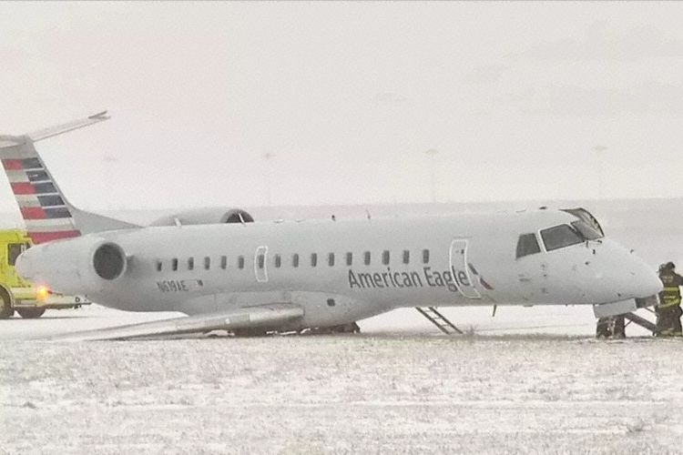 視頻：美特使航空一架E145降落時沖出跑道