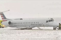 烏克蘭航空-視頻：美特使航空一架E145降落時(shí)沖出跑道