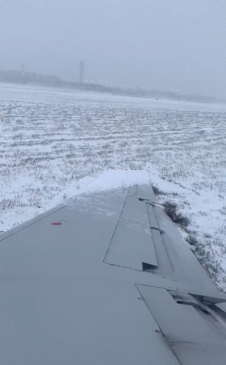 烏克蘭航空-視頻：美特使航空一架E145降落時沖出跑道