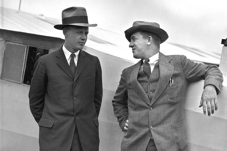 Lindbergh（左）和Ryan Aeronautical總裁BF Mahoney聊天。 （?1927年，圣迭戈聯(lián)合論壇報(bào)/祖瑪出版社）