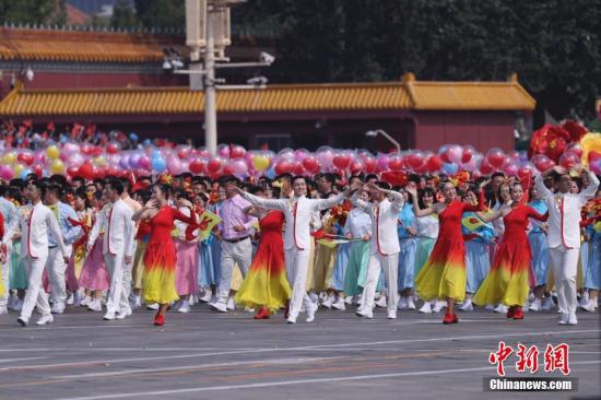 10月1日上午，慶祝中華人民共和國成立70周年大會(huì)在北京天安門廣場隆重舉行。圖為群眾游行。中新社記者 杜洋 攝