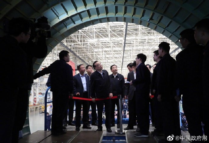李克強(qiáng)考察南昌航空城 勉勵(lì)國產(chǎn)大飛機(jī)C919裝配廠員工