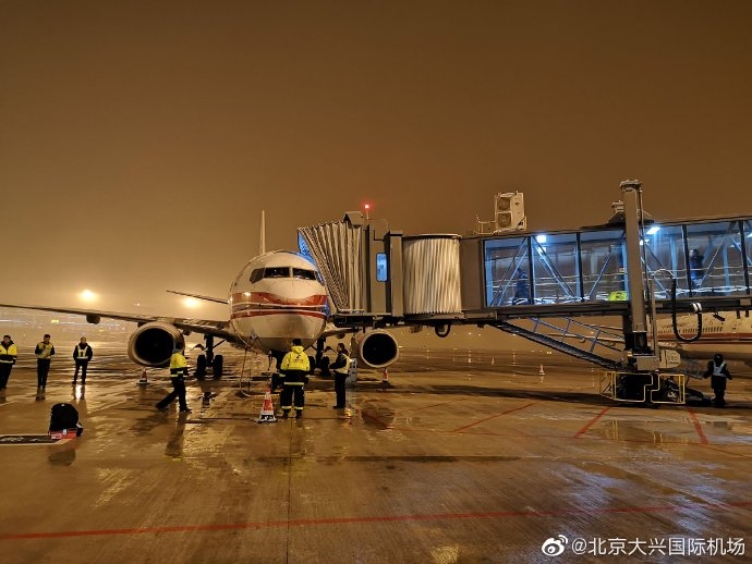 沙特的空運(yùn)-北京大興國(guó)際機(jī)場(chǎng)全力保障首場(chǎng)降雪
