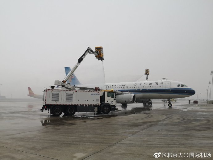 沙特的空運(yùn)-北京大興國(guó)際機(jī)場(chǎng)全力保障首場(chǎng)降雪