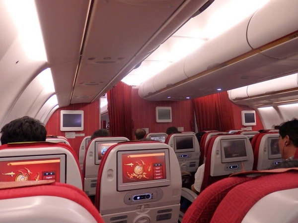 香港航空經(jīng)營困境加劇 機(jī)上娛樂突停燃油恐?jǐn)喙? title=