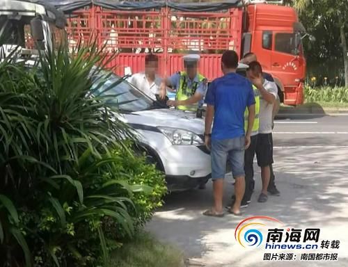 交警在給司機開罰單。