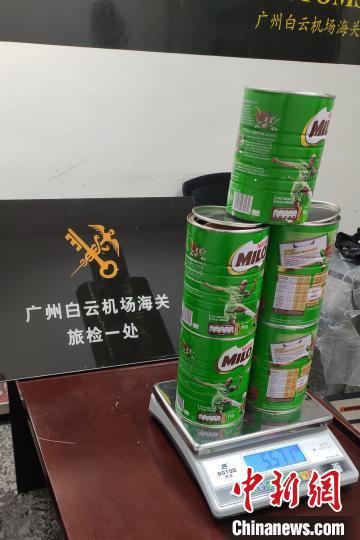 　11月16日，廣州海關(guān)所屬廣州白云機場海關(guān)查獲一名外籍男子利用巧克力粉罐藏匿毒品大麻進境 呂依 攝