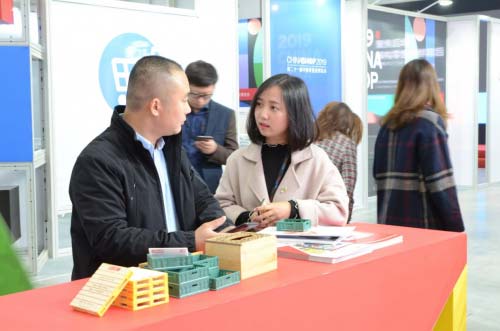 零售商在展臺(tái)詳細(xì)了解路凱產(chǎn)品